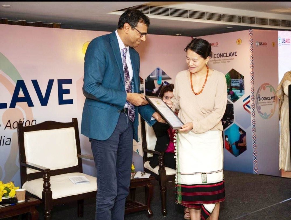 Ketholeno Neihu, a correspondent for The Morung Express receiving the 2023 REACH Media Awards for Excellence in Reporting on TB in English category during the TB Conclave held at The LaLiT, New Delhi on March 19. (Morung Photo)